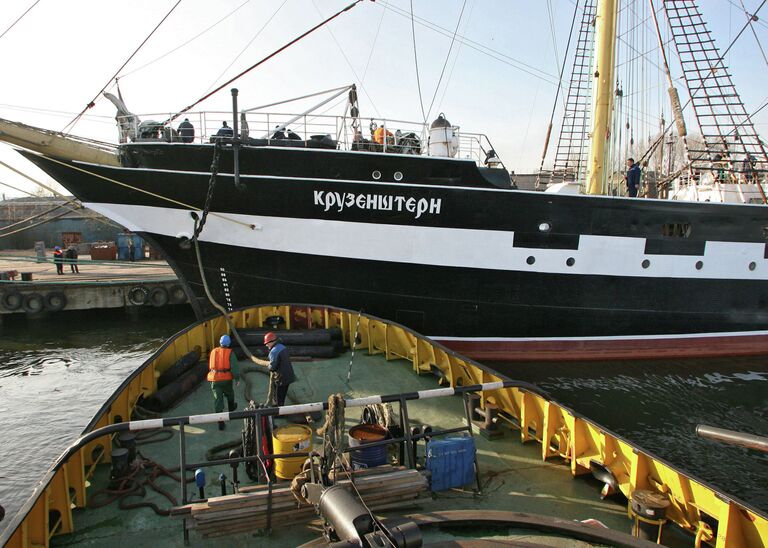 Российский парусник Крузенштерн в порту Светлый Российский парусник Крузенштерн в порту Светлый