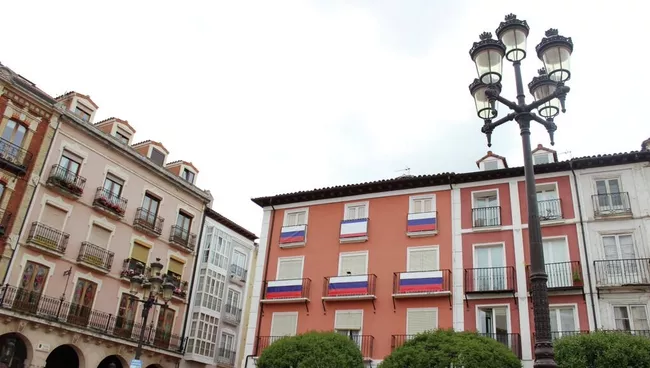 Друзья России вывесили российские флаги в испанском Бургосе