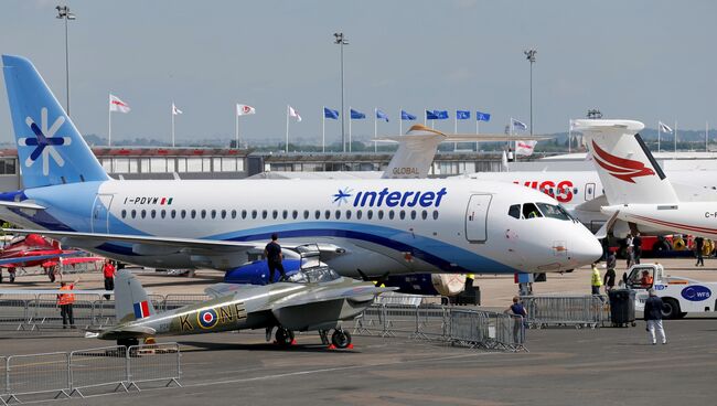 Рабочие готовят самолёт Sukhoi Superjet 100 перед открытием авиасалона в Ле Бурже