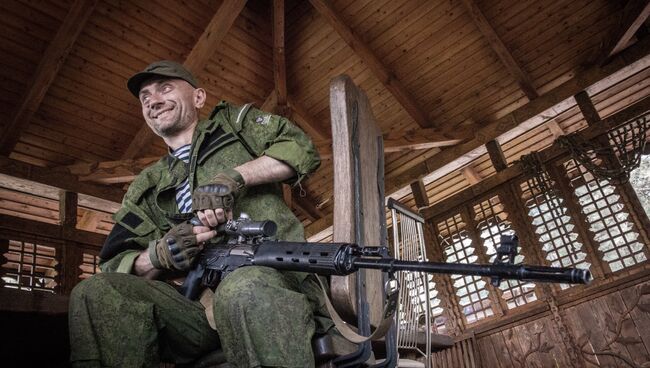 Боец ополчения на позиции в Донецкой области. Архивное фото