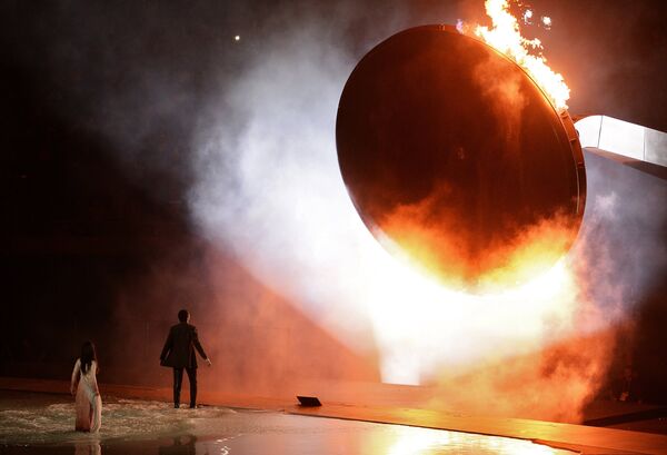 Артисты во время театрализованного представления на церемонии открытия I Европейских игр в Баку