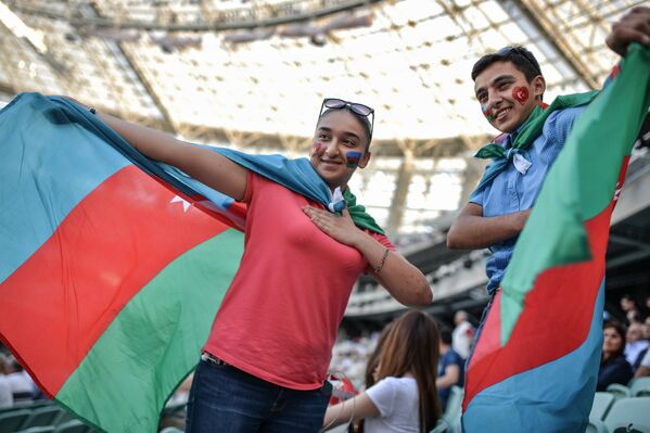 Зрители перед церемонией открытия I Европейских игр в Баку
