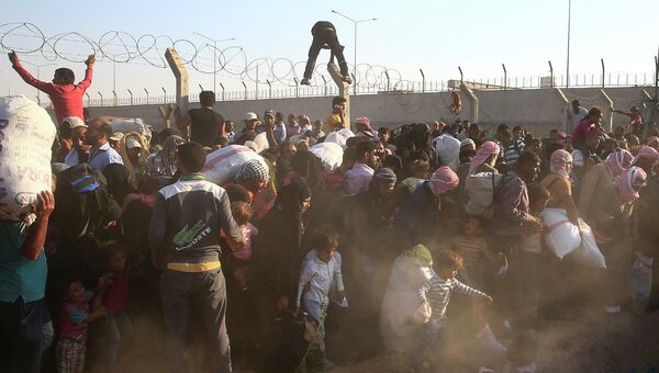 Тысячи сирийцев бегут из страны разрушив пограничный забор юго-востоке Турции