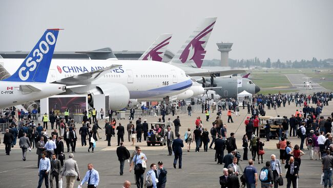 Посетители на Paris Air Show в Ле Бурже