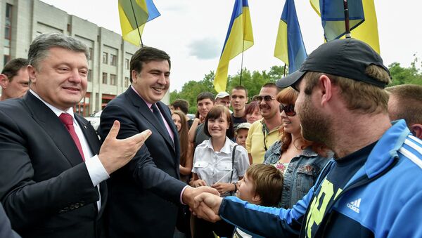 Президент Украины Петр Порошенко и глава Одесской области Михаил Саакашвили во время общения в горожанами в Одессе