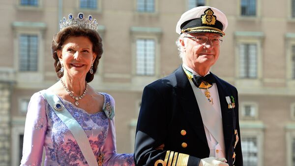 Королева Швеции Сильвия и король Швеции Карл XVI Густав во время свадебной церемонии принца Карла Филиппа и модели Софии Хеллквист в Стокгольме. Июнь 2015