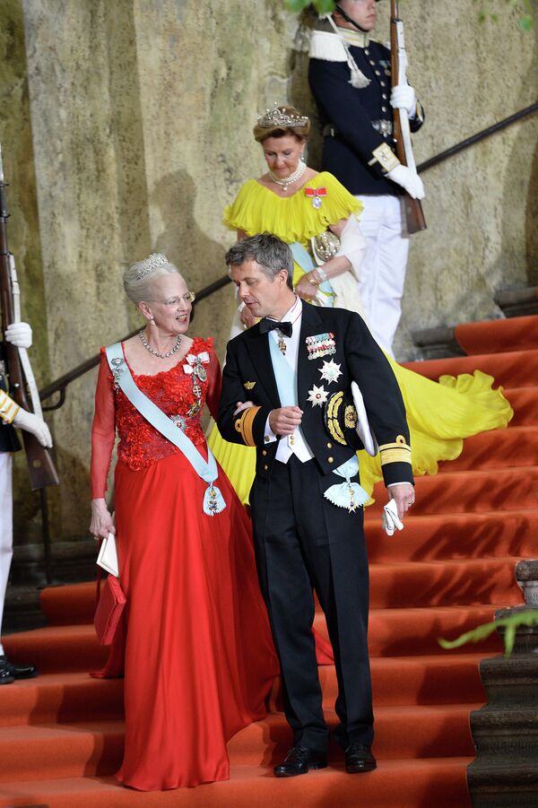 Королева Дании Маргрете II и наследный принц Дании Фредерик во время свадебной церемонии принца Карла Филиппа и модели Софии Хеллквист в Стокгольме. Июнь 2015