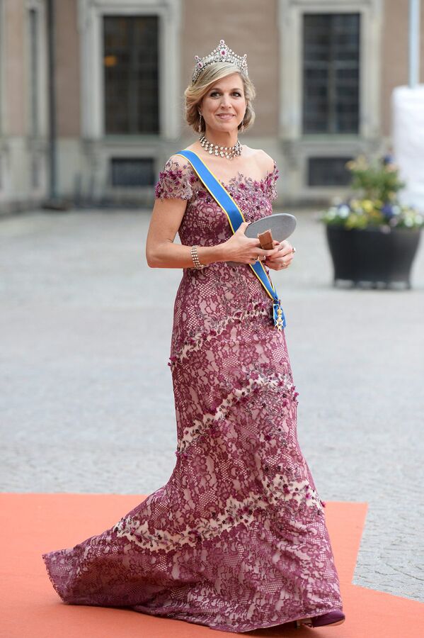 Королева-консорт Нидерландов Максима во время свадебной церемонии принца Карла Филиппа и модели Софии Хеллквист в Стокгольме. Июнь 2015