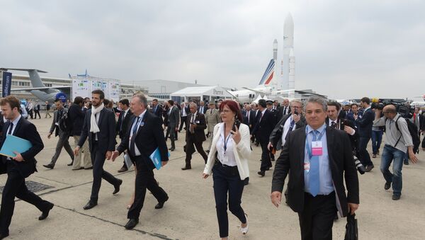 Посетители и участники на 51-м международном парижском авиасалоне Paris Air Show - Le Bourget 2015 в выставочном центре Ле Бурже во Франции
