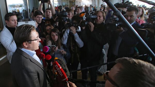 Адвокат Варвары Карауловой Александр Карабанов общается с журналистами в аэропорту Внуково.