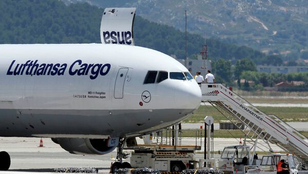 Самолет с останками жертв катастрофы Germanwings в аэропорту Марселя