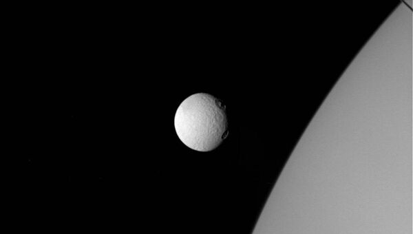 Два больших кратера на спутнике Сатурна Тефии