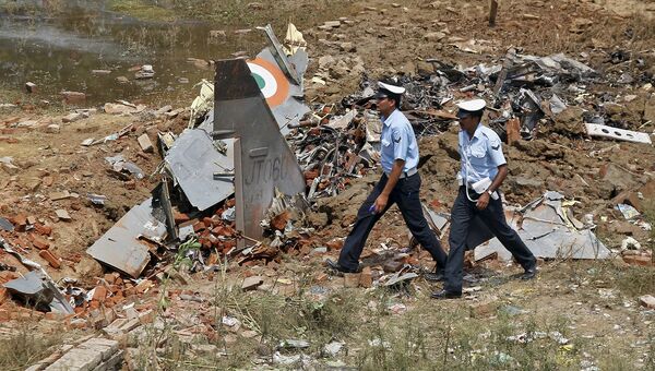На месте крушения истребителя Jaguar ВВС военно-воздушных сил Индии. Уттар-Прадеш, Индия. Июнь 2015