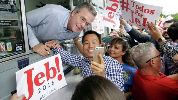Кандидат в президенты США от республиканской партии Джеб Буш со своими сторонниками