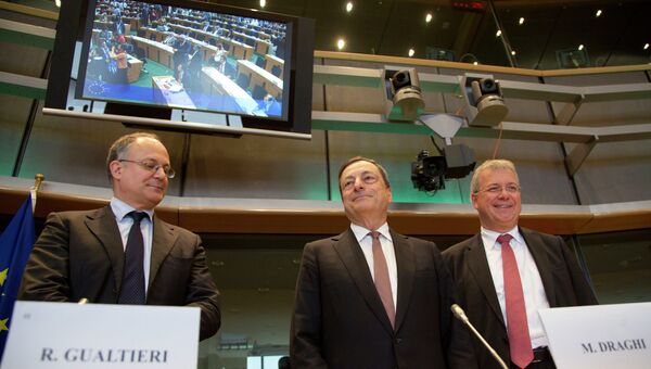 Председатель Европейского центрального банка Марио Драги перед заседанием комитета по экономическим и монетарным делам в Европейском парламенте в Брюсселе. Архивное фото