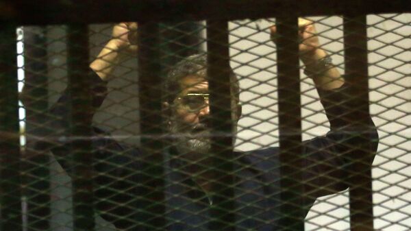 Экс-президент Египта Мухаммед Мурси во время заседания суда в Каире 16 июня 2015