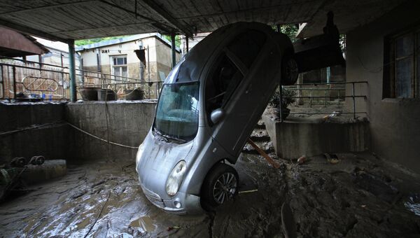 Автомобиль, пострадавший в результате сильного ливня и последовавшего за ним наводнения в ночь на 14 июня 2015 года в Тбилиси
