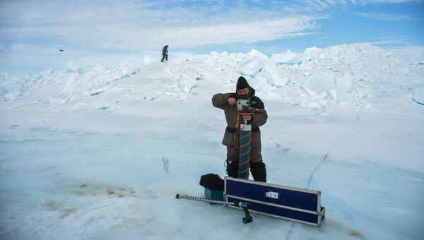 Участники экспедиции во время работ по изучению свойств арктического льда в Карском море