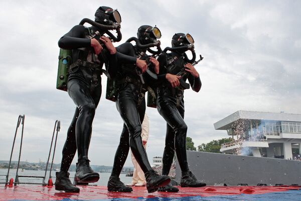 Моряки в водолазных костюмах во время празднования Дня Военно-морского флота России