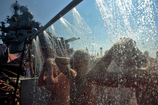 Моряки атомного крейсера Петр Великий принимают душ из забортной воды