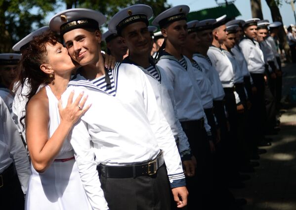 Моряки Черноморского флота во время празднования Дня Военно-морского флота России в Севастополе