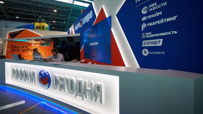 Подготовка павильона МИА Россия сегодня перед открытием Петербургского международного экономического форума 2015