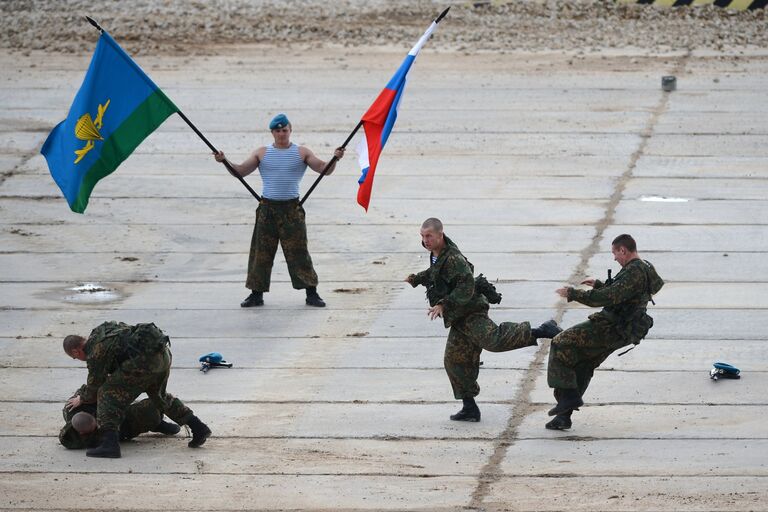 Военнослужащие во время демонстрационной программы Международного военно-технического форума Армия-2015