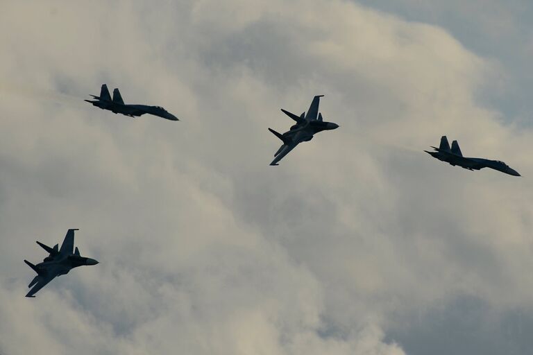 Самолеты Су-34 во время демонстрационной программы Международного военно-технического форума Армия-2015