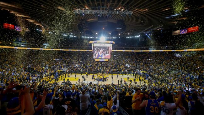 Окончание матча между командами Cleveland Cavaliers и Oracle Arena в финале NBA