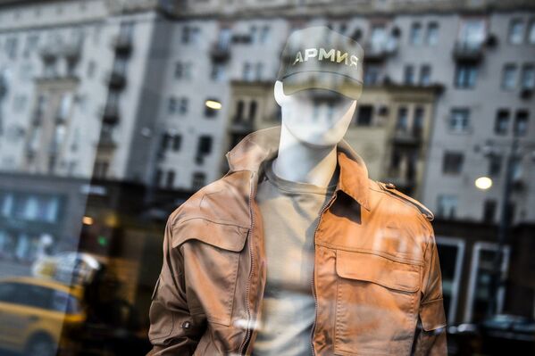 Манекен в витрине магазина Армия России
