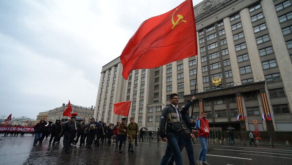 Участники шествия Коммунистической партии Российской Федерации у здания Государственной Думы РФ в Москве. Архивное фото