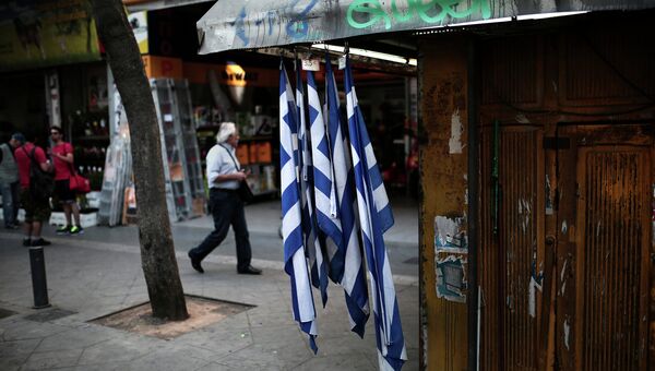 Греческие флаги на киоске в Афинах
