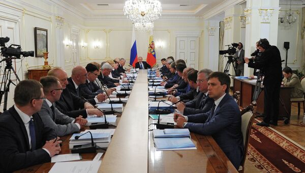Президент России Владимир Путин (в центре) проводит заседание президиума Государственного совета РФ в резиденции Ново-Огарево. Архивное фото