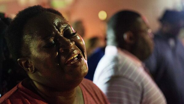 Молящиеся на месте стрельбы в Африканской методистской церкви в Чарлстоне