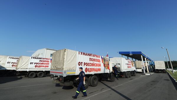 Грузовые автомобили очередной гуманитарной колонны для юго-востока Украины. Архивное фото