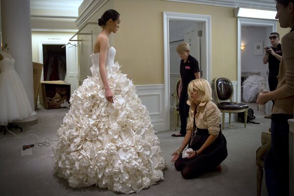 11-ый ежегодный конкурс свадебных платьев, сделанных из туалетной бумаги в Нью-Йорке