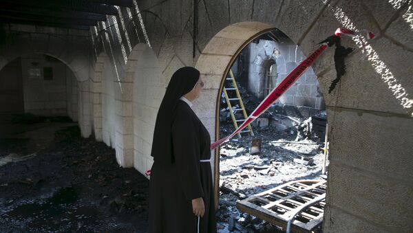 Монахиня в сгоревшей церкви умножения хлебов на севере Израиля