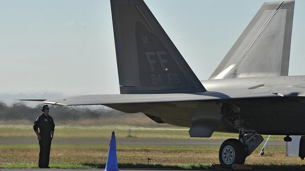 Пилот возле истребителя ВВС США F-22 Raptor. Архивное фото