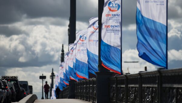 Флаги с символикой Петербургского международного экономического форума 2015 на Благовещенском мосту