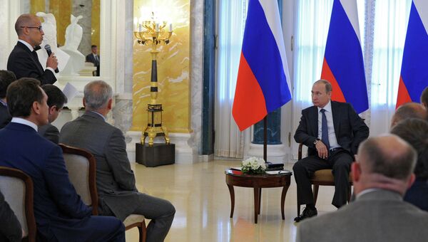 Президент России Владимир Путин (справа) во время встречи с руководителями российских промышленных предприятий в рамках XIX Петербургского международного экономического форума
