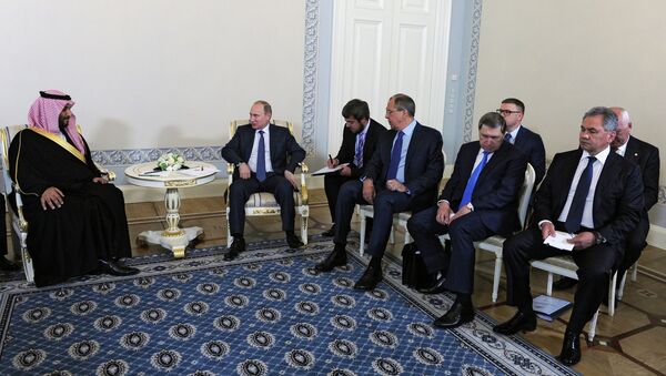 Президент России Владимир Путин и преемник Наследного принца, министр обороны Саудовской Аравии Мухаммед Бен Салман во время встречи в Санкт-Петербурге. Архивное фото