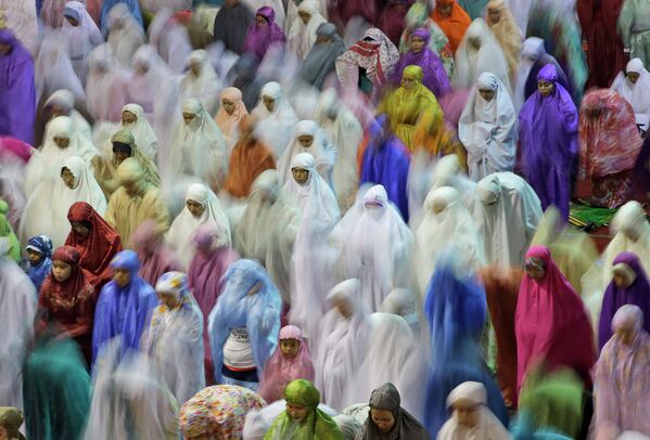 Индонезийские мусульманки молятся в мечети Джакарты