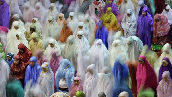 Индонезийские мусульманки молятся в мечети Джакарты