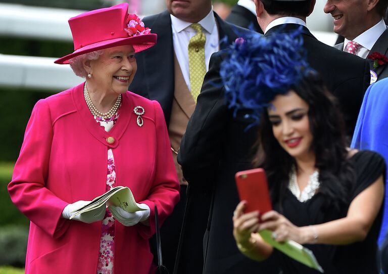 Королева Великобритании Елизавета II. Королевский конный турнир Royal Ascot в Англии. Июнь 2015