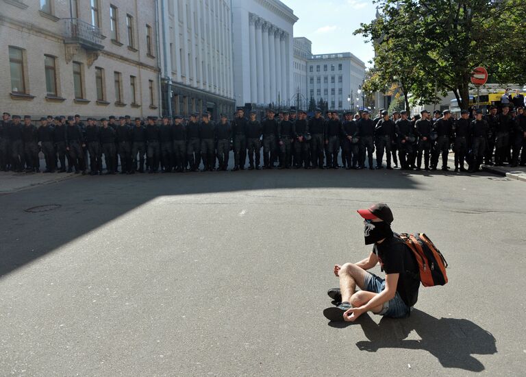 Участник акции протеста занимается йогой