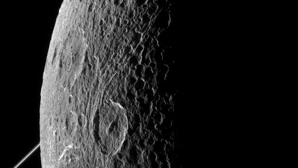 Фотография обратной стороны Дионы, полученная зондом Кассини