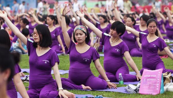 Беременные женщины приняли участие в занятиях йогой что бы побить мировой рекорд Гиннеса