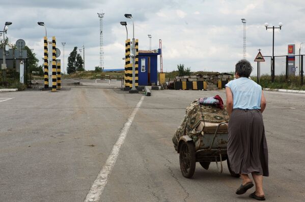 Беженка на пограничном пункте пропуска Изварино в Луганской области