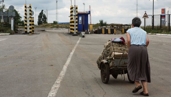 Беженка на пограничном пункте пропуска Изварино в Луганской области. Архивное фото