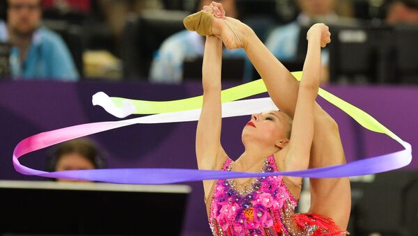 Яна Кудрявцева (Россия) выполняет упражнения с лентой на соревнованиях по художественной гимнастике в женском индивидуальном многоборье на I Европейских играх в Баку